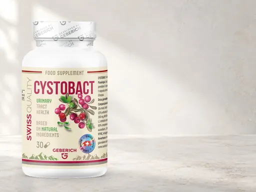 Frasco de Cystobact sobre una encimera de mármol claro con luz natural